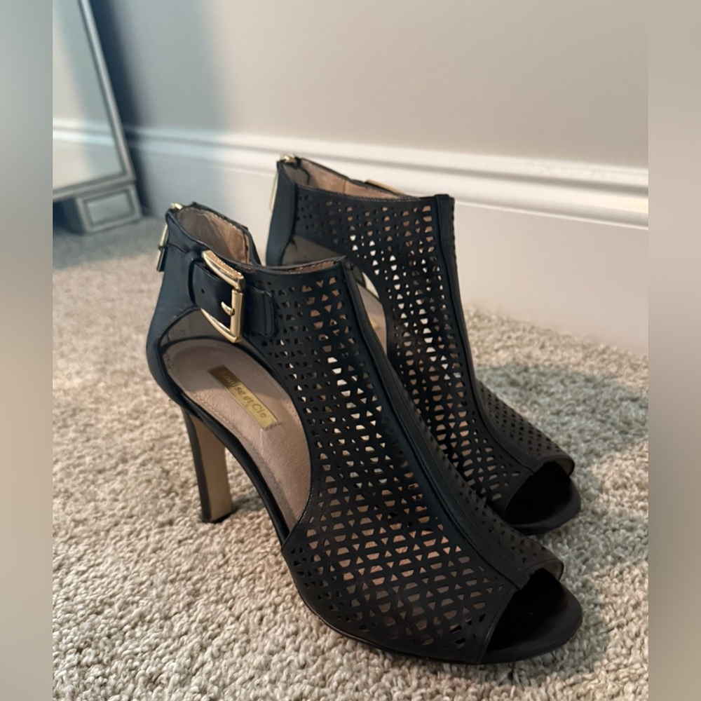 LOUISE ET CIE - Elegant Black Peep-Toe Heels with Gold Hardware - Size 8 - Picture 13 of 15